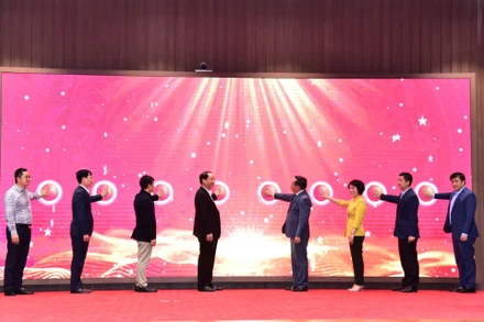 Các đại biểu nhấn nút phát động Cuộc thi.