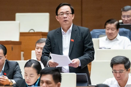 Đại biểu Triệu Quang Huy (đoàn Lạng Sơn) phát biểu ý kiến tại hội trường sáng 5/11. (Ảnh: ĐĂNG KHOA)