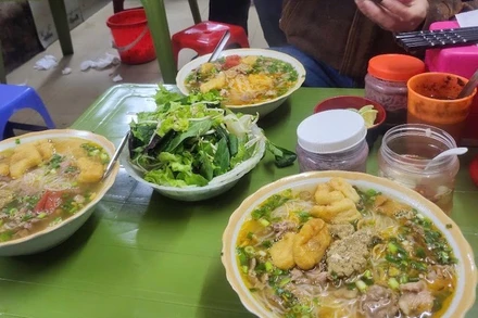 Ba bát bún riêu bị bán với giá 1,2 triệu đồng hôm mùng 1 Tết.