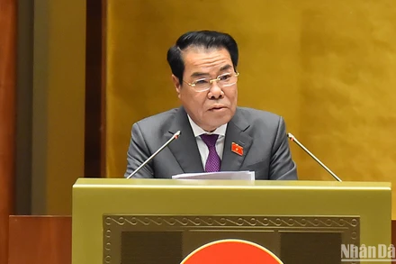 Trưởng Ban Dân nguyện Dương Thanh Bình báo cáo kết quả tiếp công dân, xử lý đơn thư và giám sát việc giải quyết khiếu nại, tố cáo của công dân gửi đến Quốc hội. (Ảnh: THỦY NGUYÊN)