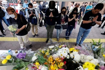 Người dân đặt hoa cầu nguyện tại nơi cựu Thủ tướng Nhật Bản Abe Shinzo bị bắn ở Nara, Nhật Bản, ngày 9/7/2022. (Ảnh: REUTERS)