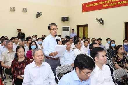 Cử tri quận Hoàng Mai nêu kiến nghị tại buổi tiếp xúc cử tri. Ảnh: Duy Linh.