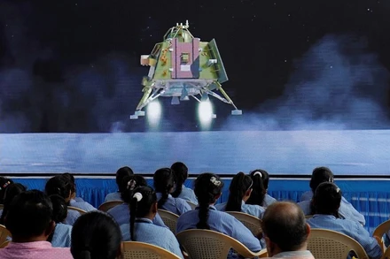 Ngày 23/8 vừa qua, tàu đổ bộ Chandrayaan-3 của Ấn Độ hạ cánh thành công xuống cực nam của Mặt trăng, đánh dấu cột mốc mới trong nỗ lực trở thành cường quốc vũ trụ của quốc gia này. (Ảnh: Reuters)
