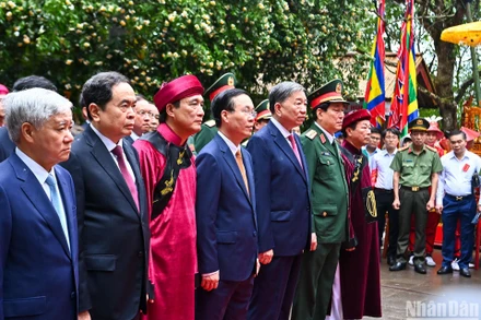 Chủ tịch nước Võ Văn Thưởng và các đồng chí lãnh đạo Đảng, Nhà nước và tỉnh Phú Thọ thành kính tưởng niệm các Vua Hùng tại đền Thượng. (Ảnh: DUY LINH)