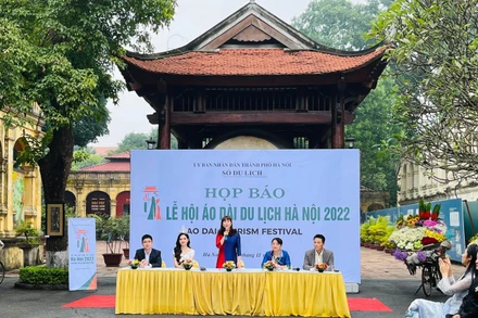 Đại diện Sở Du lịch Hà Nội giới thiệu các nội dung của Lễ hội Áo dài.