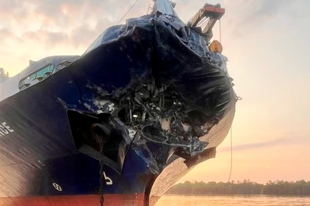 Vết móp trên tàu sau vụ chạm. (Ảnh: Cảng vụ Hàng hải Thành phố Hồ Chí Minh cung cấp).