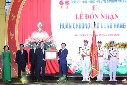 Bí thư Thành ủy Hà Nội trao Huân chương Lao động hạng Nhì cho quận Bắc Từ Liêm.