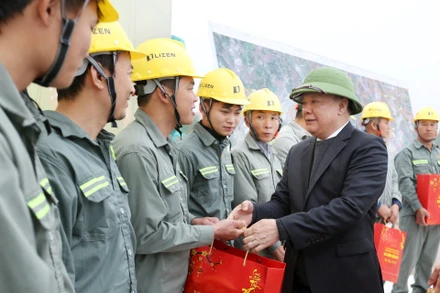 Đồng chí Đinh Tiến Dũng chúc Tết và tặng quà công nhân trên công trường xây dựng đường Vành đai 4 – Vùng Thủ đô Hà Nội tại xã Đình Dù, huyện Văn Lâm (tỉnh Hưng Yên).