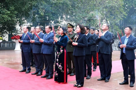 Các đồng chí lãnh đạo thành phố Hà Nội dâng hương trước tượng đài vua Lý Thái Tổ.