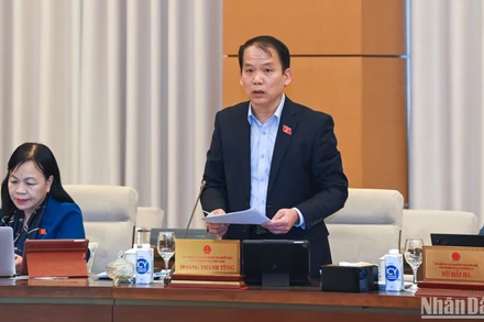 Chủ nhiệm Ủy ban Pháp luật của Quốc hội Hoàng Thanh Tùng báo cáo một số vấn đề lớn giải trình, tiếp thu, chỉnh lý dự thảo Luật Nhà ở (sửa đổi). (Ảnh: DUY LINH)