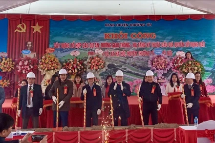 Các đại biểu thực hiện khởi công tổ hợp năm dự án tại xã Hà Hồi, huyện Thường Tín.