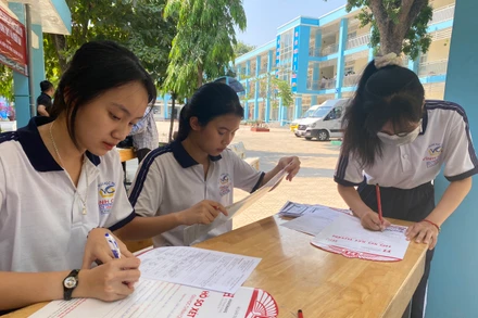 Thí sinh đăng ký hồ sơ xét tuyển vào HIU năm học 2023-2024.