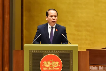 Chủ nhiệm Ủy ban Pháp luật Hoàng Thanh Tùng trình bày Báo cáo giải trình, tiếp thu, chỉnh lý dự thảo Luật Nhà ở (sửa đổi). (Ảnh: THỦY NGUYÊN)