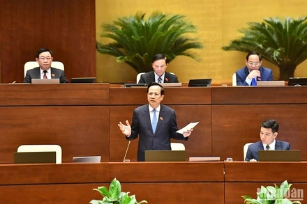 Bộ trưởng Lao động-Thương binh và Xã hội Đào Ngọc Dung trả lời chất vấn của đại biểu Quốc hội. (Ảnh: ĐĂNG KHOA)