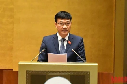 Chủ nhiệm Ủy ban Kinh tế của Quốc hội Vũ Hồng Thanh trình bày Báo cáo thẩm tra. (Ảnh: ĐĂNG KHOA)