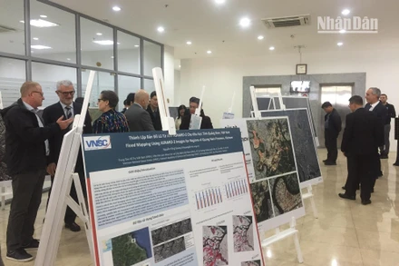 Các đại biểu tham quan triển lãm. 