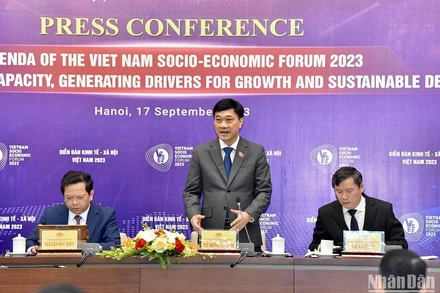 Chủ nhiệm Ủy ban Kinh tế của Quốc hội Vũ Hồng Thanh phát biểu tại họp báo. (Ảnh: DUY LINH)