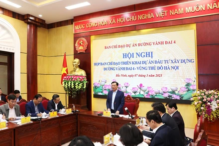 Bí thư Thành ủy Hà Nội Đinh Tiến Dũng phát biểu kết luận hội nghị sáng 7/3.