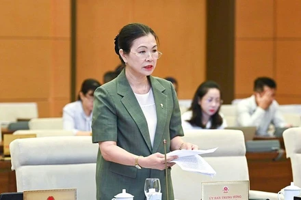 Phó Chủ tịch Ủy ban Trung ương MTTQ Việt Nam Trương Thị Ngọc Ánh báo cáo tại phiên họp sáng 16/8. (Ảnh: DUY LINH)