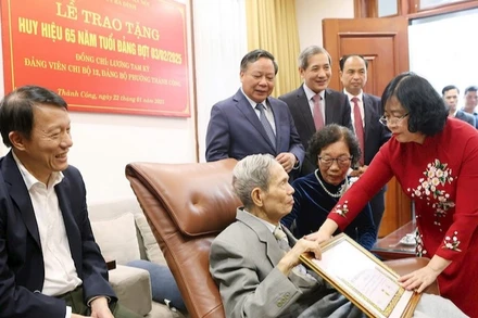 Bí thư Thành ủy Hà Nội trao Huy hiệu 65 năm tuổi Đảng cho đồng chí Lương Tam Kỳ.