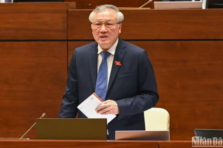 Chánh án Tòa án nhân dân tối cao Nguyễn Hòa Bình trả lời chất vấn của các đại biểu Quốc hội. (Ảnh: DUY LINH)