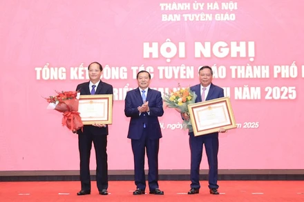 Phó Trưởng Ban Thường trực Ban Tuyên giáo Trung ương Lại Xuân Môn trao Bằng khen của Thủ tướng Chính phủ tặng Phó Bí thư Thường trực Thành ủy Hà Nội Nguyễn Văn Phong và Ban Tuyên giáo Thành ủy Hà Nội "vì thành tích tiêu biểu trong thực hiện nhiệm vụ bảo vệ nền tảng tư tưởng của Đảng, đấu tranh phản bác các quan điểm sai trái, thù địch".