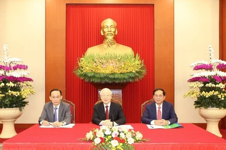 Tổng Bí thư Nguyễn Phú Trọng, Trưởng Ban Đối ngoại Trung ương Lê Hoài Trung và Bộ trưởng Ngoại giao Bùi Thanh Sơn tại cuộc điện đàm với Tổng thống Pháp Emmanuel Macron. (Ảnh: TTXVN)