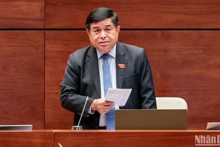 Bộ trưởng Kế hoạch và Đầu tư Nguyễn Chí Dũng phát biểu giải trình, làm rõ một số vấn đề đại biểu Quốc hội nêu trong phiên thảo luận chiều 25/5. (Ảnh: DUY LINH)