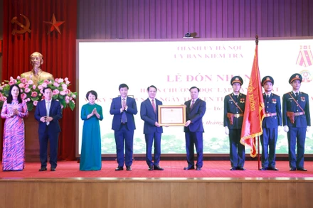 Bí thư Thành ủy Hà Nội Đinh Tiến Dũng thay mặt lãnh đạo Đảng, Nhà nước trao Huân chương Độc lập hạng Nhất cho Ủy ban Kiểm tra Thành ủy Hà Nội.