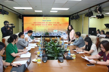 Bà Phạm Thị Thanh Huyền, Tổng Biên tập Báo Đại biểu Nhân dân phát biểu tại tọa đàm.