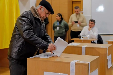 Cử tri đi bỏ phiếu bầu tại Mogosoaia, gần Bucharest, Romania. (Ảnh: THX/TTXVN)