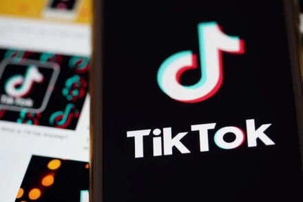 Biểu tượng mạng xã hội TikTok trên màn hình điện thoại ở Virginia, Mỹ. (Ảnh: THX/TTXVN)