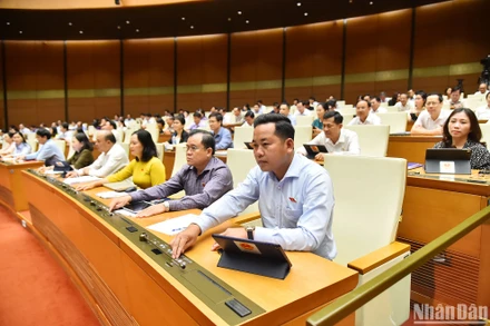 Các đại biểu Quốc hội biểu quyết thông qua việc điều chỉnh chương trình Kỳ họp thứ 7, Quốc hội khóa XV, chiều 21/5. (Ảnh: THỦY NGUYÊN)