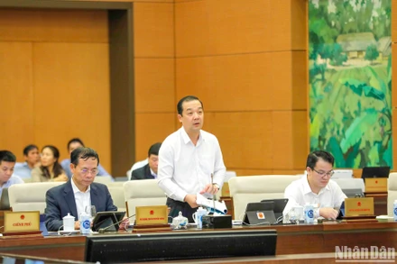 Thứ trưởng Thông tin và Truyền thông Phạm Đức Long trình bày Tờ trình về dự án Luật Viễn thông (sửa đổi). (Ảnh: DUY LINH)