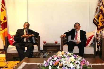 Phó Chủ tịch Quốc hội Nguyễn Đức Hải trao đổi với Thống đốc tỉnh miền Trung Sri Lanka Sarath Abeykoon. (Ảnh: TTXVN) 