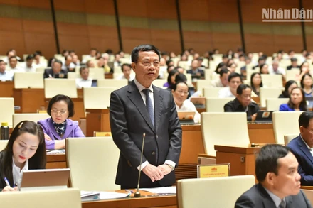 Bộ trưởng Thông tin và Truyền thông Nguyễn Mạnh Hùng trả lời chất vấn của đại biểu Quốc hội. (Ảnh: ĐĂNG KHOA)