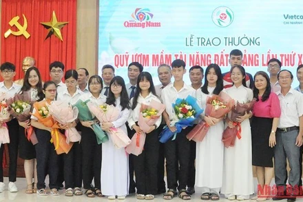 Trao thưởng cho các cá nhân đạt thành tích xuất sắc.