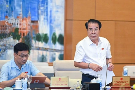 Trưởng Ban Dân nguyện Dương Thanh Bình trình bày báo cáo công tác dân nguyện của Quốc hội tháng 5 và tháng 6/2023. (Ảnh: DUY LINH)