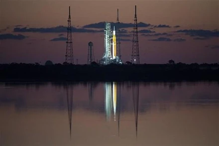 Hệ thống phóng không gian (SLS) mang theo tàu vũ trụ Orion tại bệ phóng 39B ở căn cứ Cape Canaveral, bang Florida (Mỹ) ngày 4/4/2022. (Ảnh: AFP/TTXVN) 