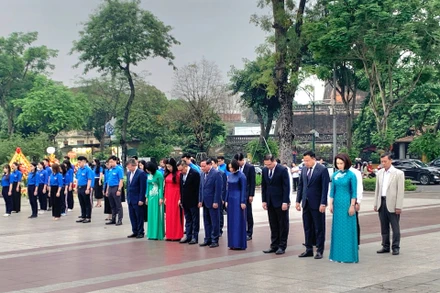 Đoàn đại biểu thành phố Hà Nội dâng hoa tưởng niệm V.I.Lênin.