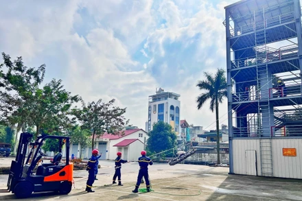 Thao diễn kỹ năng chữa cháy, cứu nạn cứu hộ trong khuôn khổ Lễ khởi động Dự án.