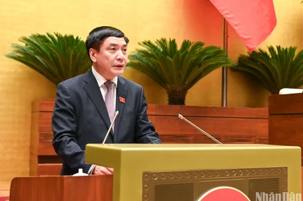 Tổng Thư ký Quốc hội, Chủ nhiệm Văn phòng Quốc hội Bùi Văn Cường trình bày báo cáo thẩm tra tại phiên chất vấn sáng 6/11. (Ảnh: DUY LINH)