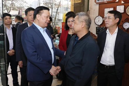 Bí thư Thành ủy Hà Nội Đinh Tiến Dũng trò chuyện với người dân trong diện giải phóng mặt bằng phục vụ Dự án đường Vành đai 4 tại phường Yên Nghĩa, quận Hà Đông.