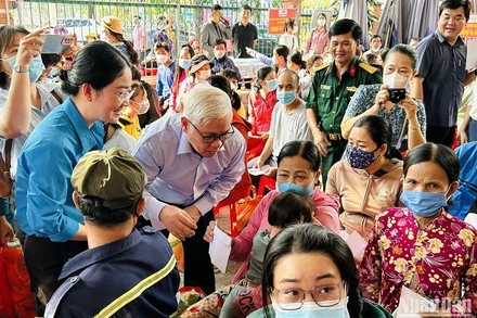 Bí thư Tỉnh ủy Bình Dương Nguyễn Văn Lợi thăm hỏi và trao tặng quà cho công nhân, người lao động.