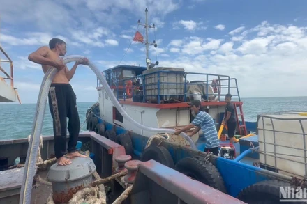 Toàn bộ lượng nhiên liệu trên tàu Hoàng Gia 46 được bơm hút qua phương tiện trục vớt Quang Thọ 18 để di chuyển vào bờ, bảo đảm an toàn. 
