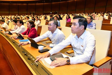 Quốc hội biểu quyết thông qua Nghị quyết về Kế hoạch phát triển kinh tế-xã hội năm 2023 trong phiên họp chiều 10/11. (Ảnh: THỦY NGUYÊN)