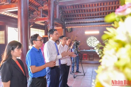 Các đại biểu dâng hương, dâng hoa tưởng niệm cố Tổng Bí thư Lê Hồng Phong. (Ảnh: Thành Cường)