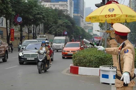 Lực lượng chức năng thực hiện điều chỉnh tổ chức giao thông phục vụ Chương trình nghệ thuật "Rực rỡ Thăng Long 2025".