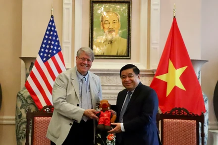 Bộ trưởng Kế hoạch và Đầu tư Nguyễn Chí Dũng tiếp Tiến sĩ Richard Lawton Thurston, nguyên Phó Chủ tịch TSMC, tại Washington D.C.