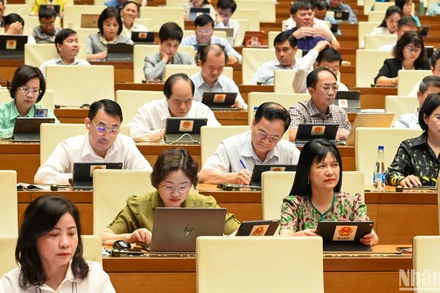 Các đại biểu Quốc hội dự phiên họp ở hội trường ngày 10/5. (Ảnh: BÙI GIANG)